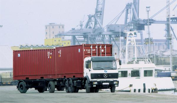Xe chở hàng ra cảng - Công Ty TNHH Giao Nhận Vương Miện